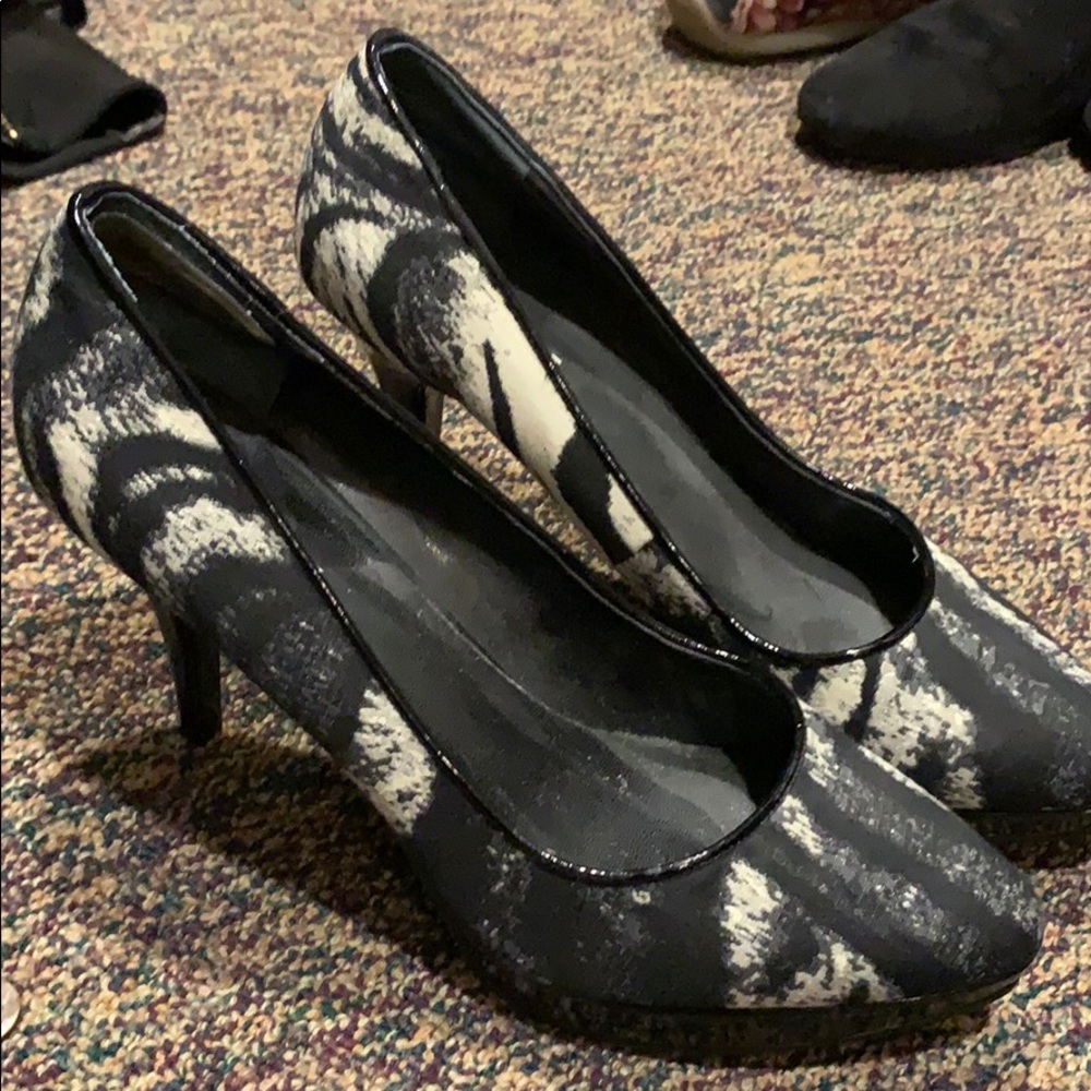 Super fun black and white print pumps